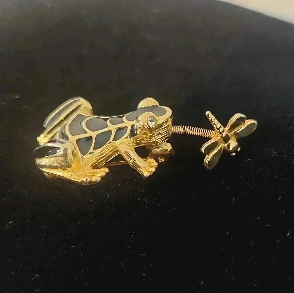 Vintage Black Enamel Rhinestone Gold Tone Frog Catching Dragonfly Brooch Pin